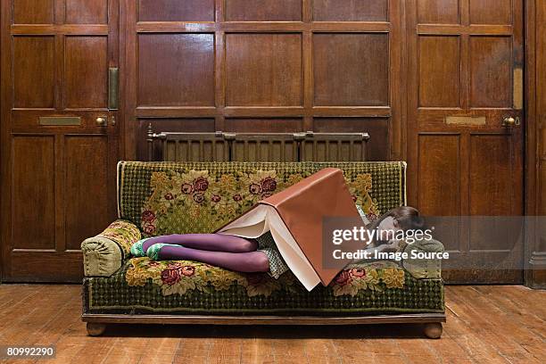 una adolescente dormitorio con un libro en su - big dreams fotografías e imágenes de stock