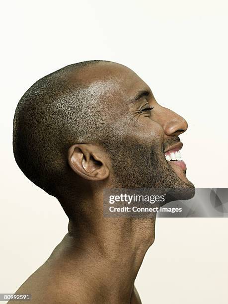 head of a smiling man - personnes adultes de profil rire photos et images de collection