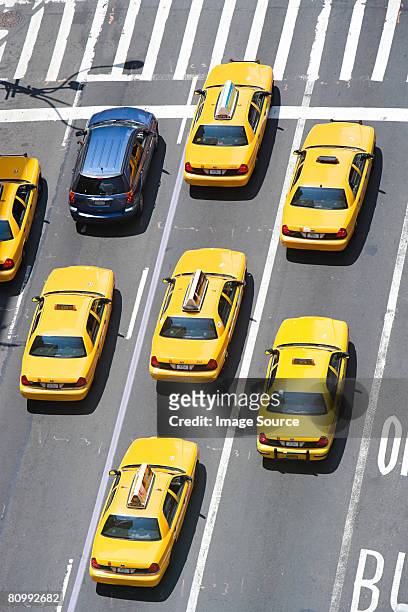 car and new york taxicabs - yellow taxi stockfoto's en -beelden