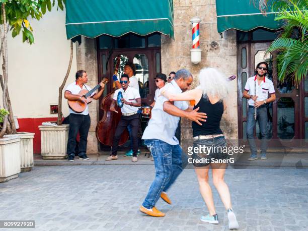 straßenmusiker und tänzer in havanna - cuba salsa stock-fotos und bilder