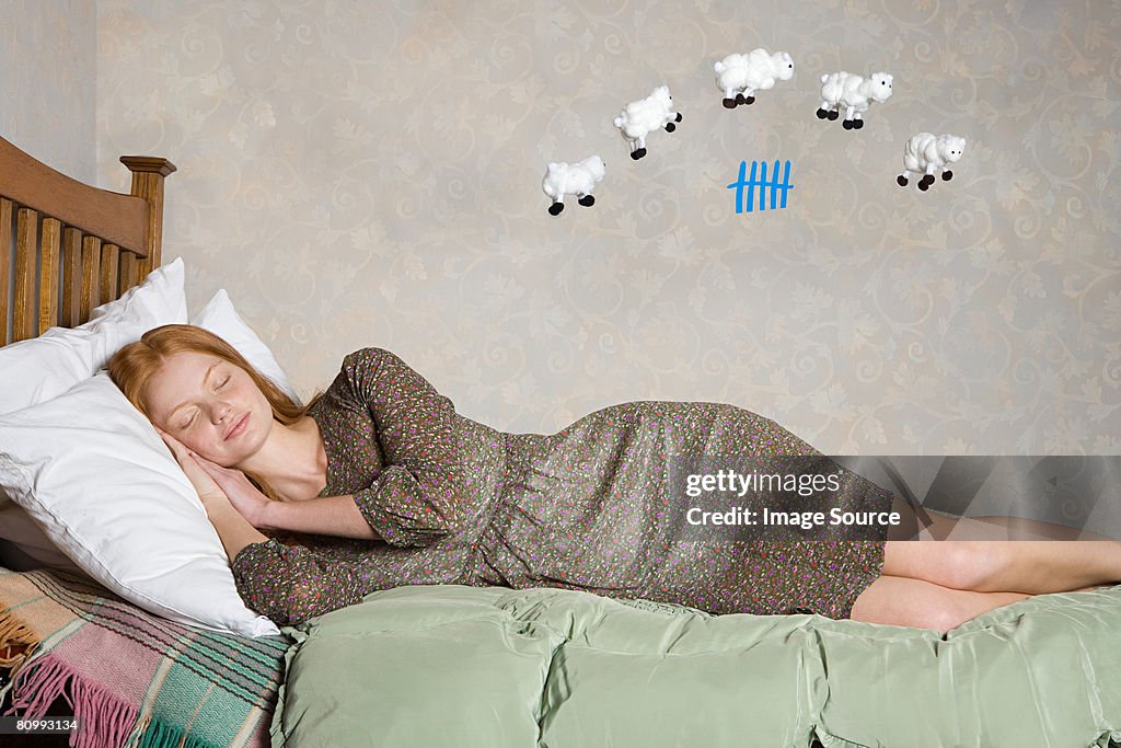 Una mujer joven contar ovejas