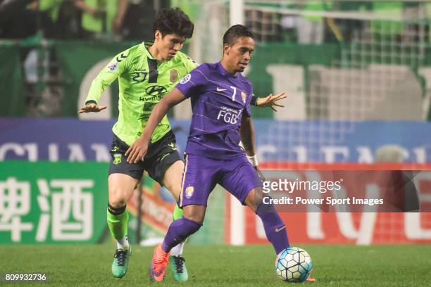 Jeonbuk Hyundai Motors FC defender Kim Changsoo fights for the ball with Al Ain midfielder Lucas Fernandes Caio during the 2016 AFC Champions League...