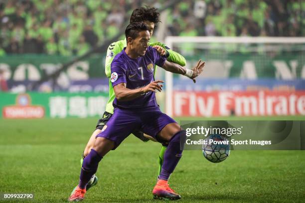 Jeonbuk Hyundai Motors FC defender Kim Changsoo fights for the ball with Al Ain midfielder Lucas Fernandes Caio during the 2016 AFC Champions League...