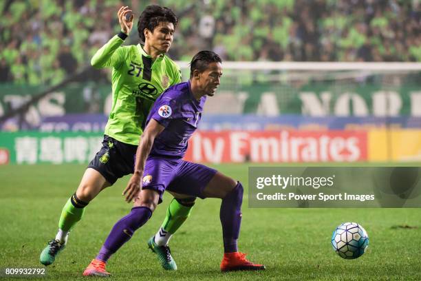 Jeonbuk Hyundai Motors FC defender Kim Changsoo fights for the ball with Al Ain midfielder Lucas Fernandes Caio during the 2016 AFC Champions League...