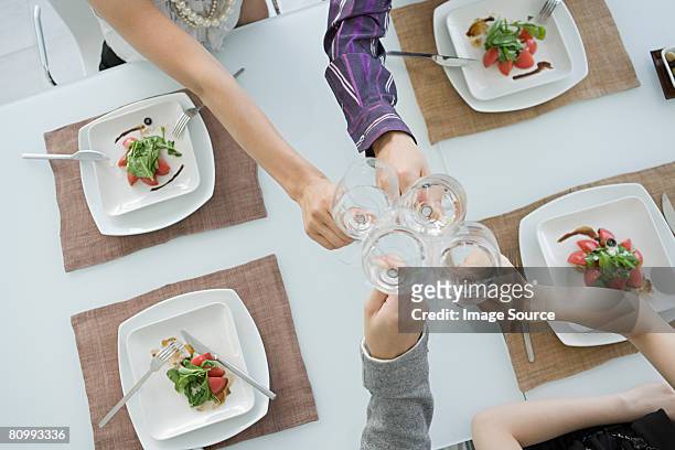 hotelgäste beim anstoßen über essen - dining overlooking water stock-fotos und bilder