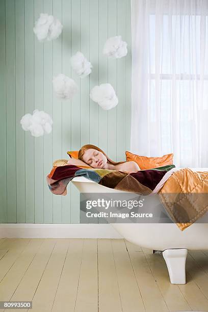 ein mädchen schlafen in einer - daydreaming woman stock-fotos und bilder