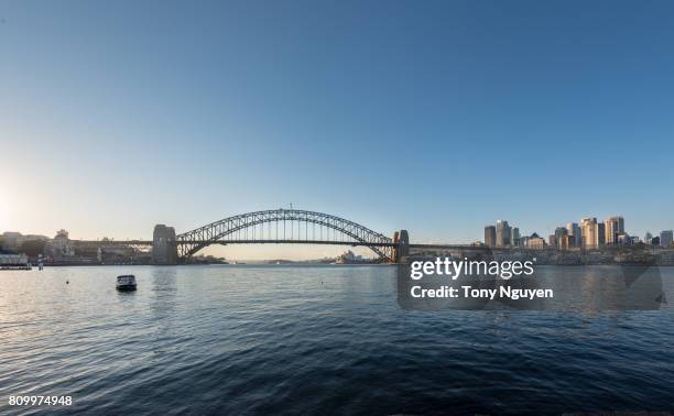 beautiful sunrise over sydney harbour bridge. viewed from blues point reserve in north sydney. - porto de sydney - fotografias e filmes do acervo