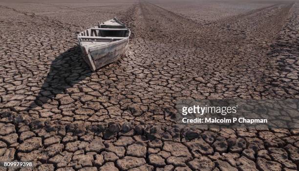 boat stranded in desert, little rann of kutch, gujarat, india - 地割れ ストックフォトと画像