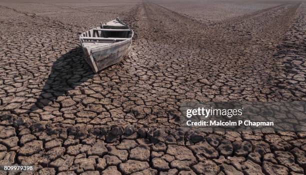 boat stranded in desert, little rann of kutch, gujarat, india - water shortage stock pictures, royalty-free photos & images