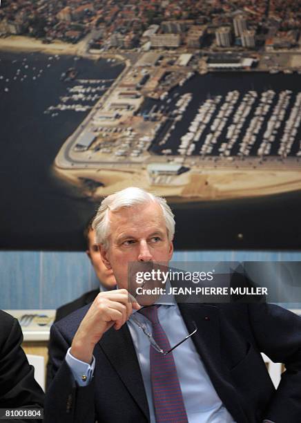 Michel Barnier, ministre de l'Agriculture et de la P?che, ?coute l'expos? des probl?mes des p?cheurs le 06 mai 2008 ? Gujan-Mestras, apr?s des...