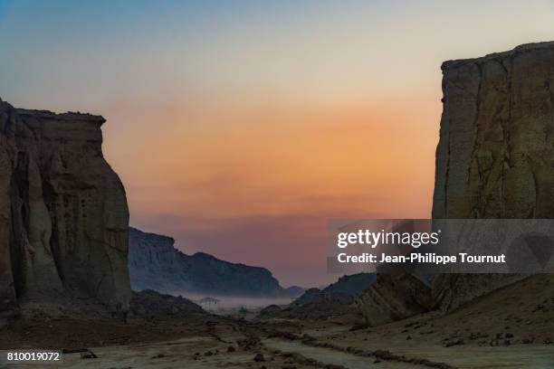 morning sky near the star valley, qeshm island, persian gulf, hormozgan province, southern iran - steppeklimaat stockfoto's en -beelden