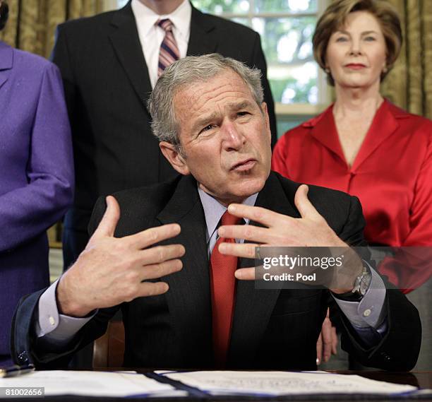 Signing Rfs W. Bush Dawpool (House) Photos and Premium High Res Pictures - Getty Images