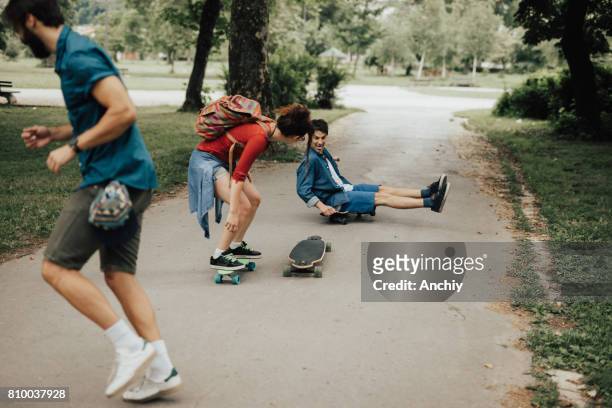 versuchen und scheitern, aber nicht scheitern zu versuchen! urbane menschen skaten im park - skate fail stock-fotos und bilder