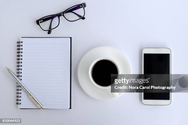 simple office desk - reading glasses 個照片及圖片檔