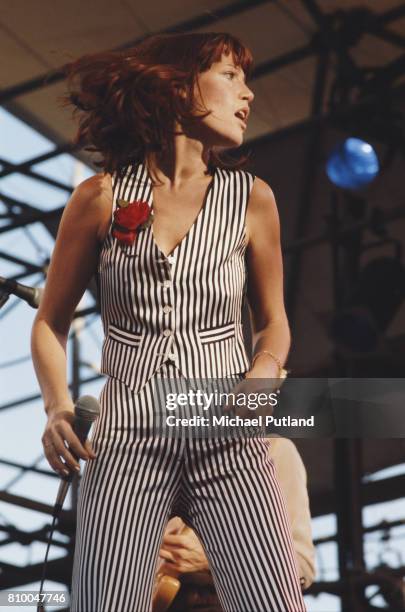 Kiki Dee performs on stage, New York, 1977.