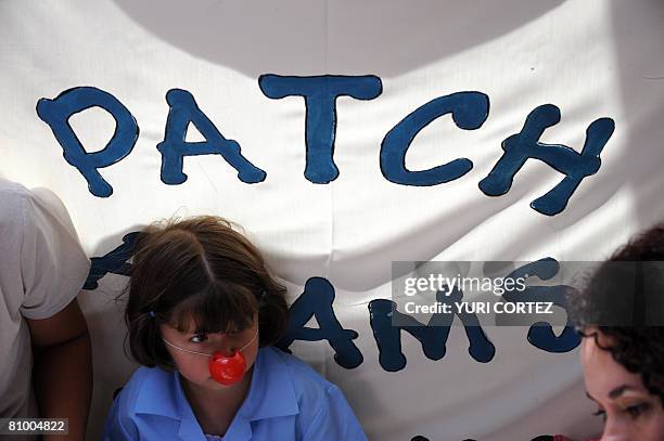 Costa Rican girl with a red plastic nose waits for the arrival of US doctor Hunter "Patch" Adams at the Children Hospital in San Jose on May 6, 2008....