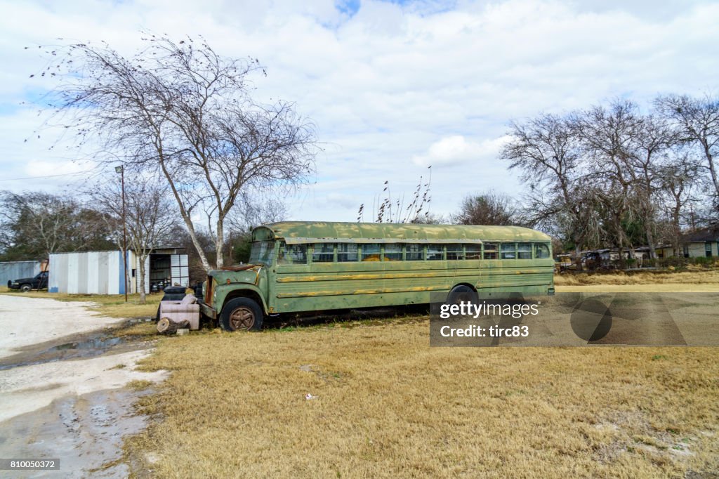 Velho EUA escola ônibus abandonado em um campo
