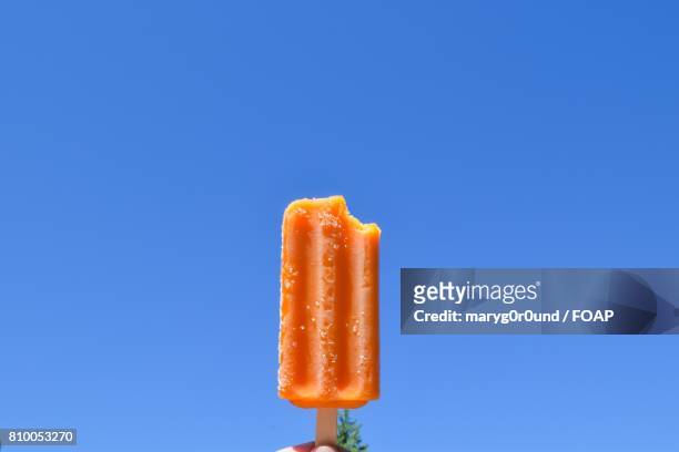 orange popsicle - wassereis mit orangengeschmack stock-fotos und bilder