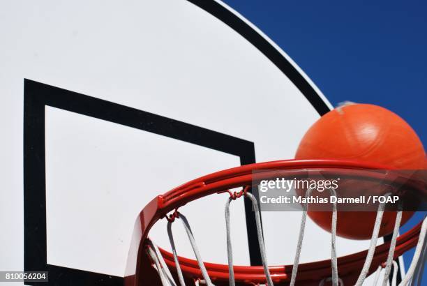 basketball going into hoop - darmell bildbanksfoton och bilder