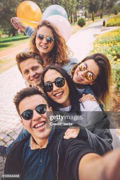mejores a amigos teniendo diversión y tomar selfie en el parque - cinco personas fotografías e imágenes de stock