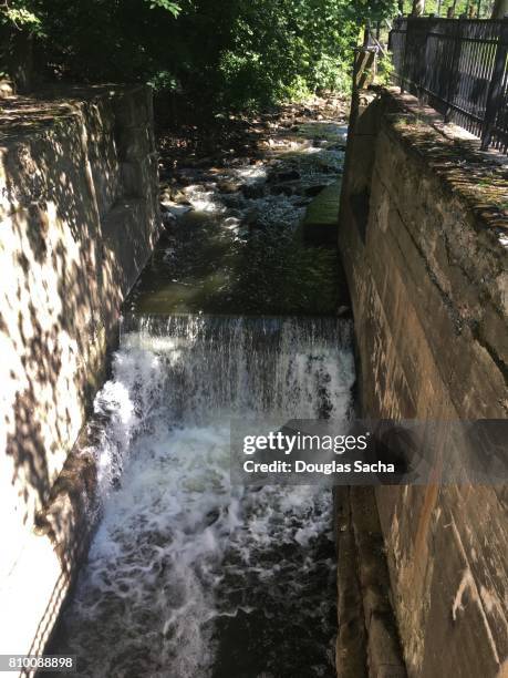 abandoned pound lock used to raise and lower canal boats in the early 1800's, cuyahoga valley national park, akron, ohio, usa - akron ohio stock-fotos und bilder