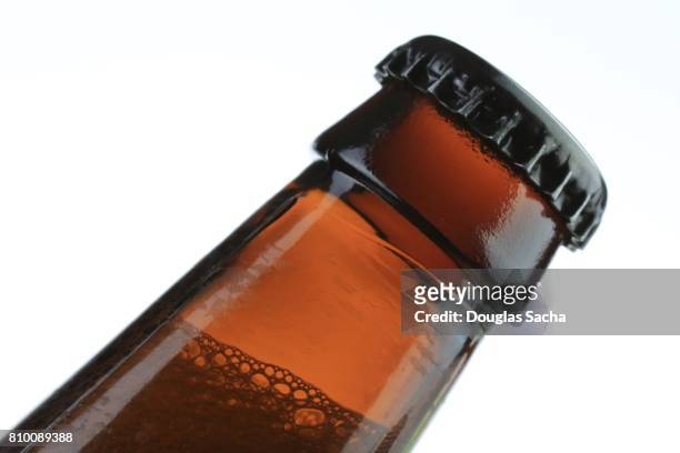 close-up of a bottle cap on a beer bottle - stoutöl bildbanksfoton och bilder