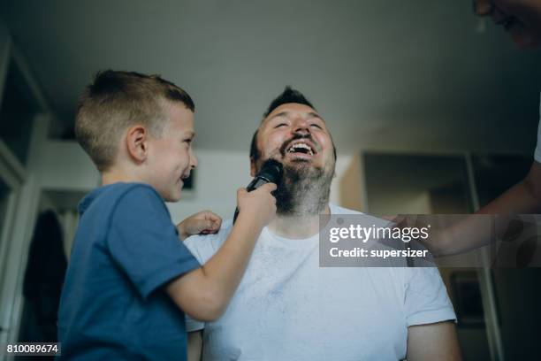 eigenzinnige momenten - embarrased dad stockfoto's en -beelden