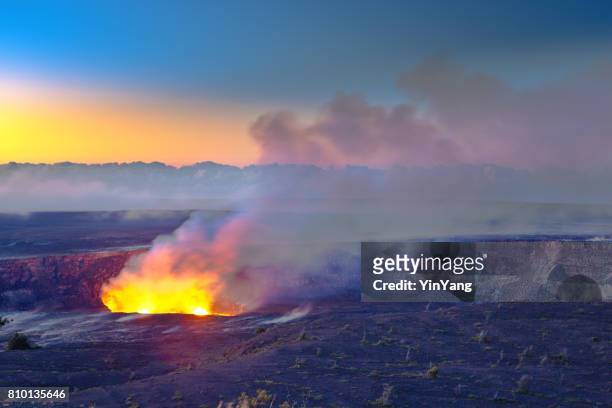 kratern på hawaii volcanoes national park, big island, hawaii - hawaii volcanoes national park bildbanksfoton och bilder