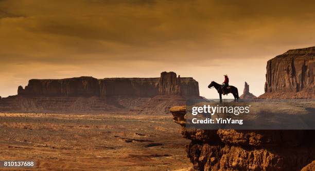 de indiaanse westerse cowboy te paard monument valley tribal park - screening of ifc films the tribes of palos verdes stockfoto's en -beelden