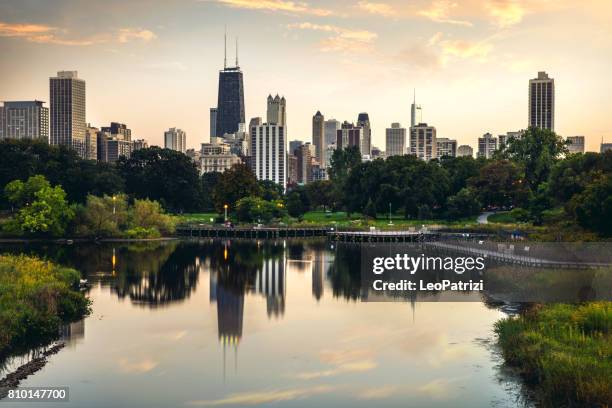 relaxing sunset in chicago - downtown district skyscrapers - skyline - chicago illinois skyline stock pictures, royalty-free photos & images