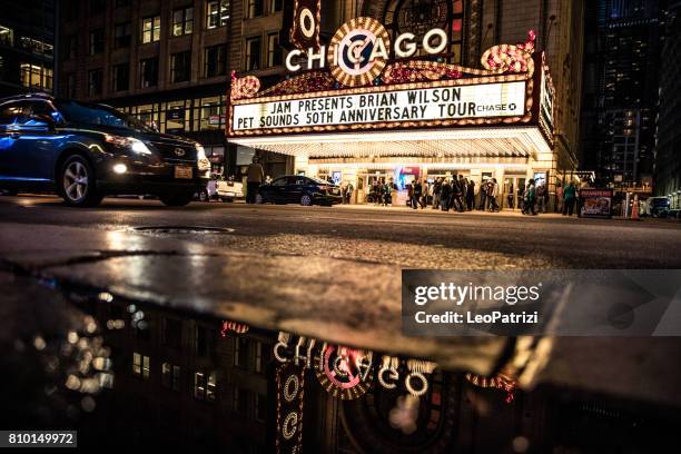 teatro de chicago y el distrito de edificios históricos en el centro de la ciudad - teatro chicago fotografías e imágenes de stock