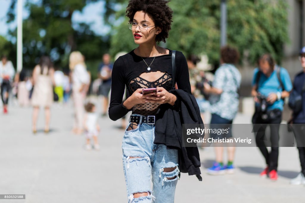 Street Style - Paris Fashion Week - Haute Couture Fall/Winter 2017-2018 : Day Four