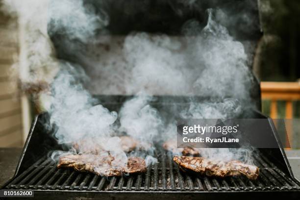 aangebraden steaks op de grill - seared stockfoto's en -beelden