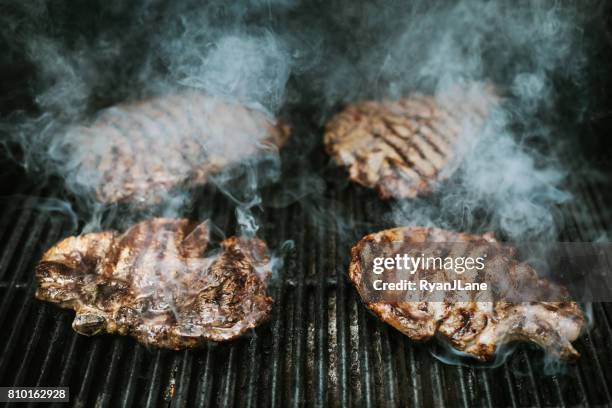 aangebraden steaks op de grill - seared stockfoto's en -beelden