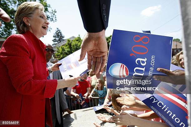 Democratic presidential hopeful New York Senator Hillary Rodham Clinton signs autographs at a campaign event outside McMurran Hall at Shepherd...