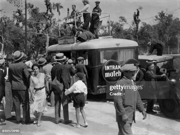 Le car radio TSF retransmet la course cycliste du tour de France lors de la 8ème étape en juillet 1932.