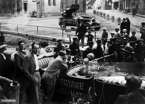 Photo prise en juillet 1930 de la voiture des premiers reporters radio à suivre le tour de France dans la première caravane, avant le départ de la...