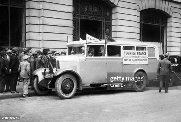 Photo prise en juillet 1930 devant le siège du journal L'Intransigeant à Paris, de la voiture des reporters des journaux L'Auto, L'Intransigeant et...