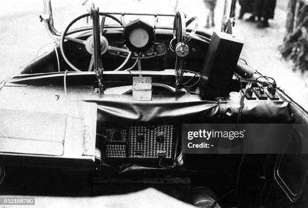 Photo prise en juillet 1930 de la voiture des premiers reporters radio à suivre le tour de France dans la première caravane, avant le départ de la...