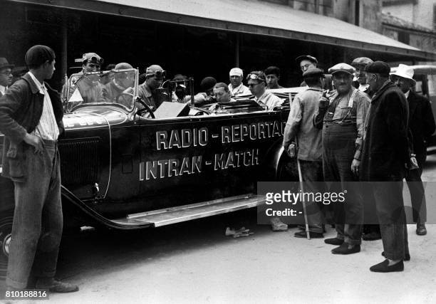 Photo prise en juillet 1930 de la voiture des premiers reporters radio à suivre le tour de France dans la première caravane, avant le départ de la...