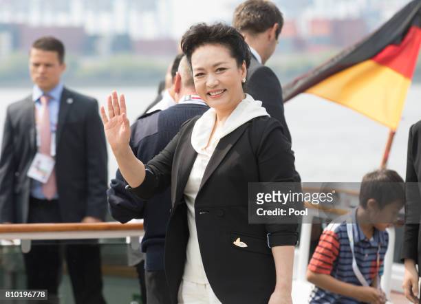 Peng Liyuan, wife of Xi Jinping, President of the People's Republic of China, leaves the boat "Diplomat" on the river Elbe as she takes part in the...