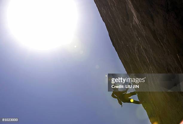 Rock climber trains at a mountaineering base in the outskirts of Beijing on April 13, 2008. AFP PHOTO/ LIU Jin