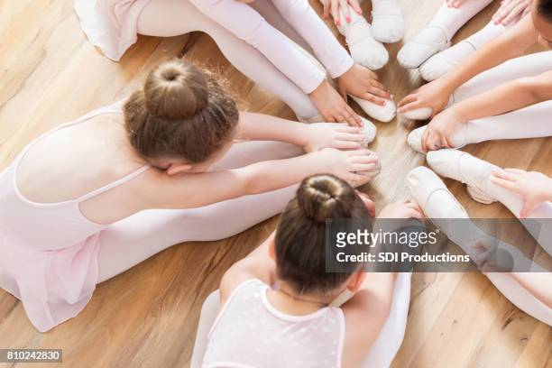 不可識別的芭蕾舞演員用腳一起坐在觸摸腳趾時 - nylon feet 個照片及圖片檔