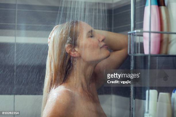 frau eine dusche - einzelne frau über 30 stock-fotos und bilder