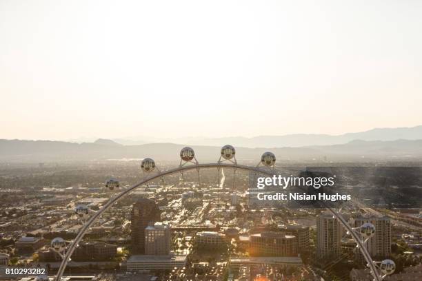 aerial photo of las vegas high roller ferris wheel east - high roller ferris wheel stockfoto's en -beelden