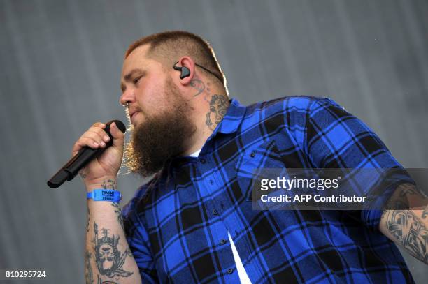 Rag 'N' Bone Man performs on the main Stage at the TRNSMT music Festival on Glasgow Green, in Glasgow on July 7, 2017. / AFP PHOTO / Andy Buchanan