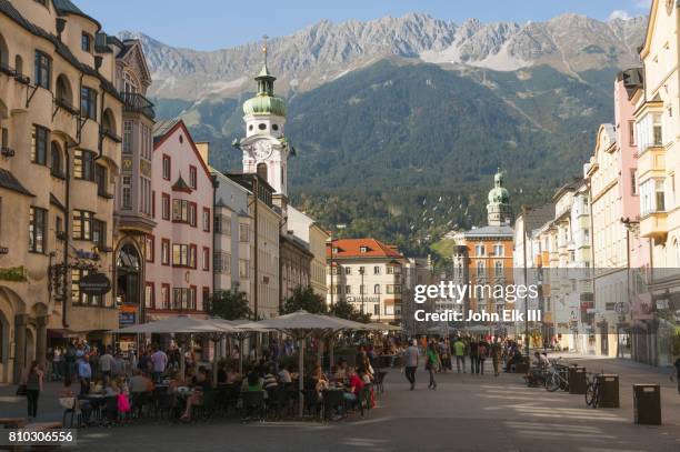 maria theresien strasse street in innsbruck - oostenrijk stockfoto's en -beelden