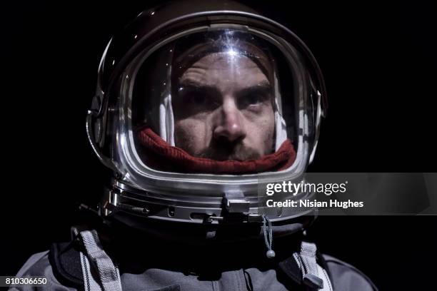 portrait of astronaut in space suit - casco espacial fotografías e imágenes de stock