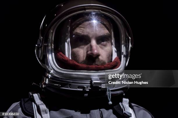 portrait of astronaut in space suit - ruimtehelm stockfoto's en -beelden
