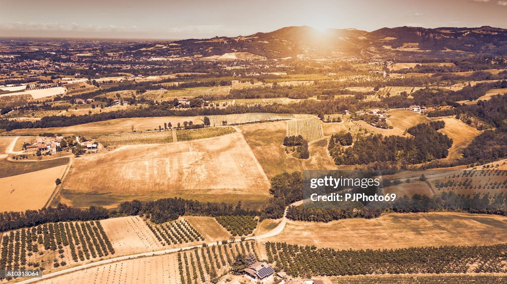 Vue aérienne de la campagne du Piémont au coucher du soleil - Italie
